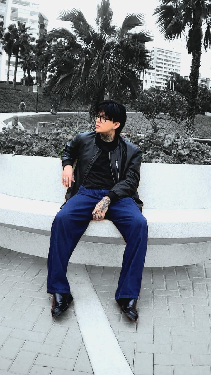 Arath Saldaña sentado en un parque urbano